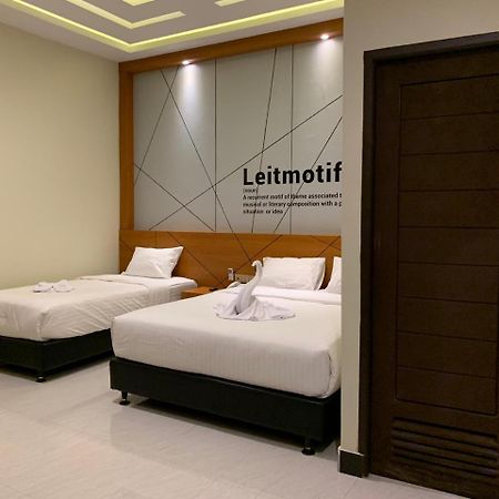 Bless Hotels Sintang エクステリア 写真