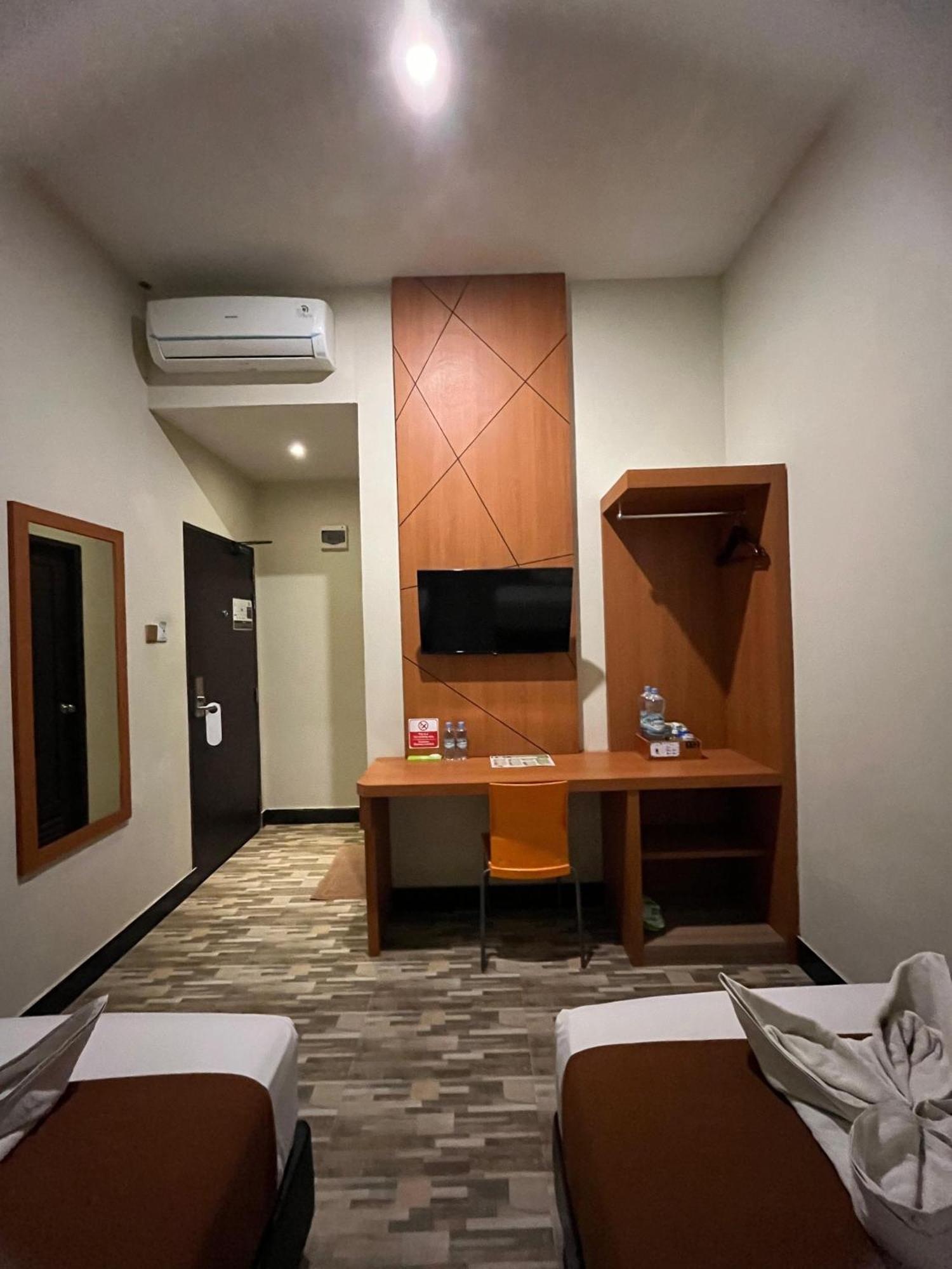 Bless Hotels Sintang エクステリア 写真