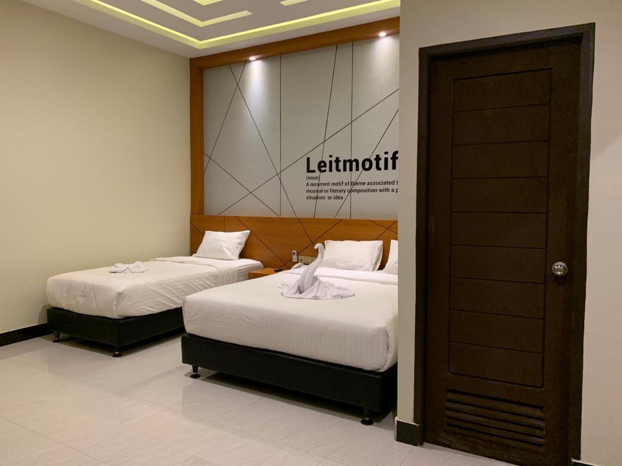 Bless Hotels Sintang エクステリア 写真