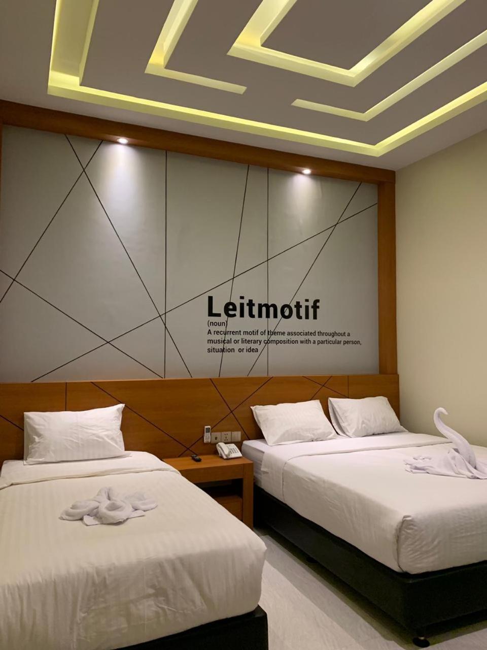 Bless Hotels Sintang エクステリア 写真