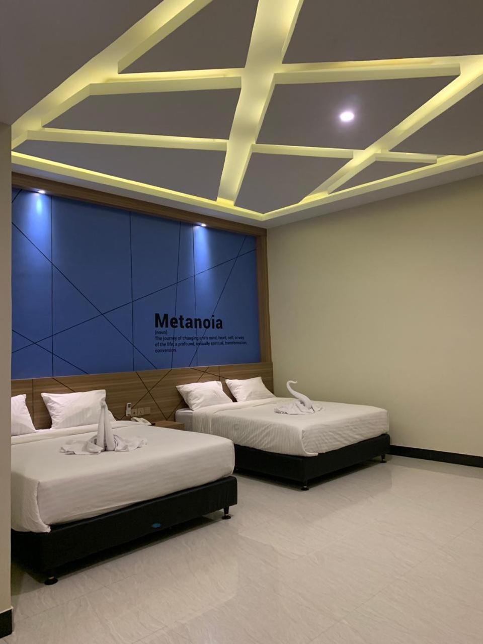 Bless Hotels Sintang エクステリア 写真