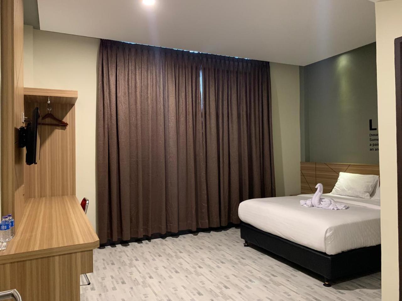 Bless Hotels Sintang エクステリア 写真
