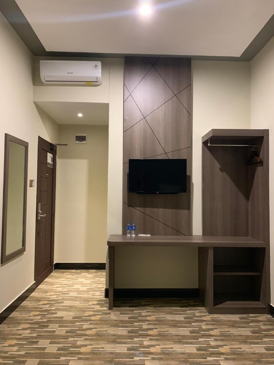 Bless Hotels Sintang エクステリア 写真